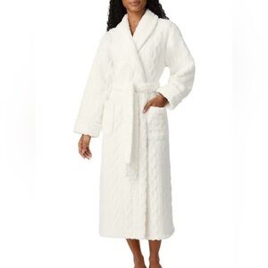 Women’s White Long Plush Robe Belt Pockets New size small by Room Service